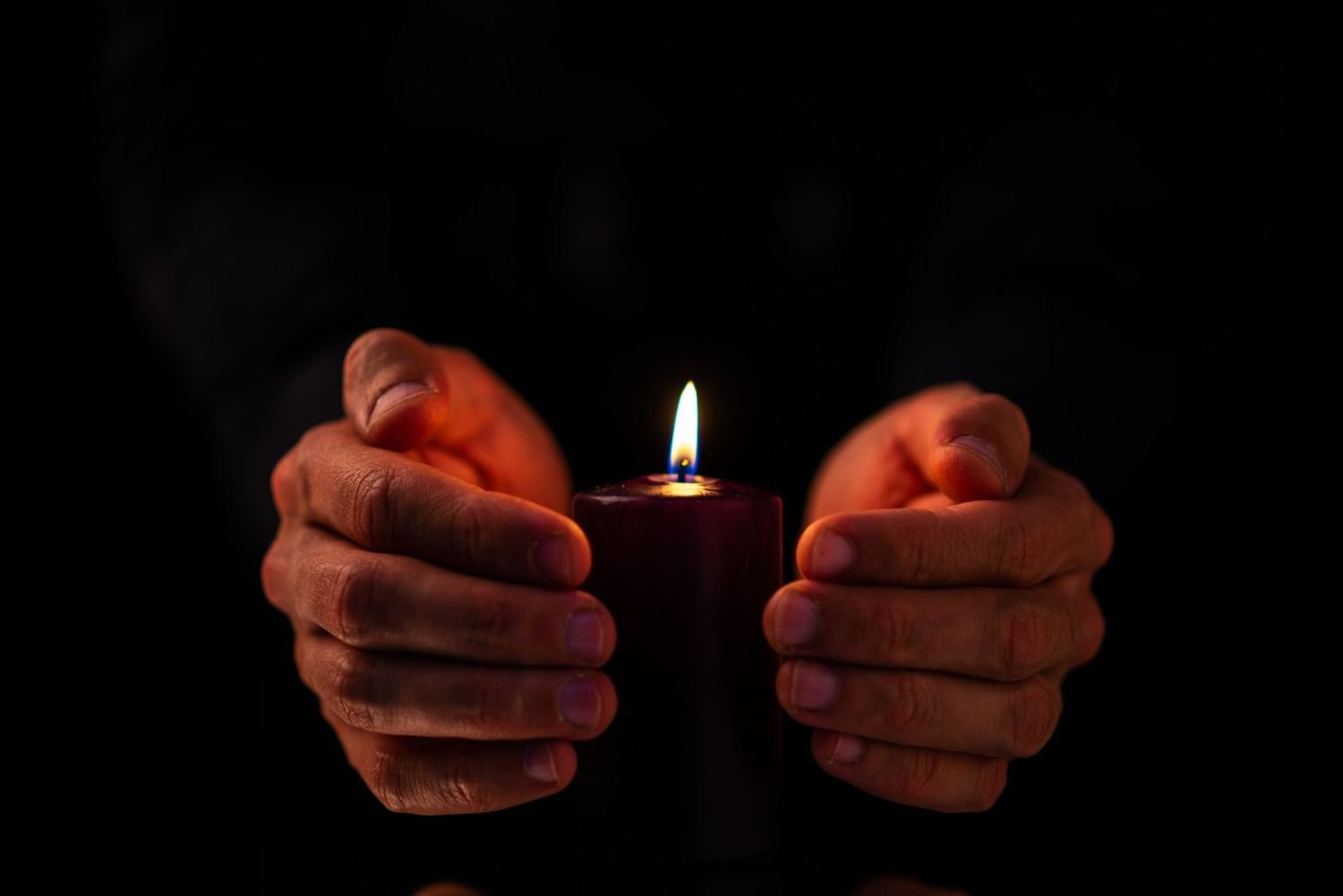 hands-holding-candle